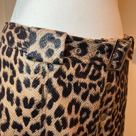 Know One Cares Shiny Cheetah belted mini skirt, Size Large - Picture 6 of 11